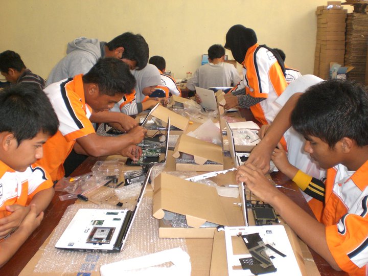 SMKN 2 Padangpanjang Pegang 3 Merek Komputer